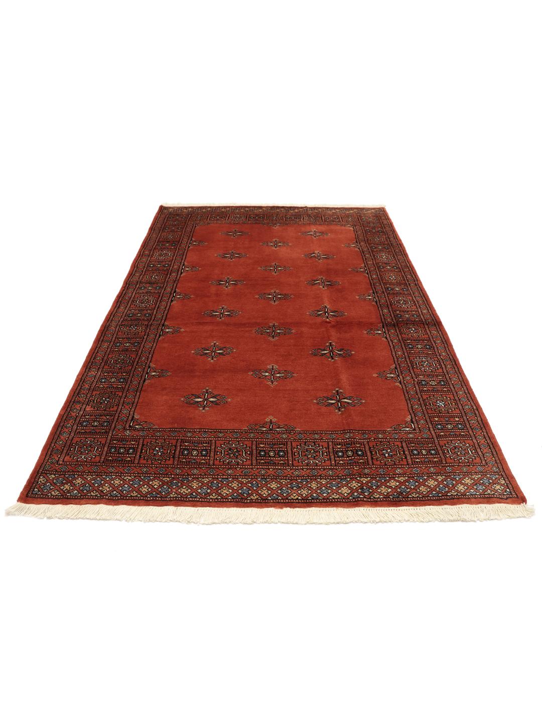Handgeknoopt rood Bokhara tapijt uit Pakistan met een klassiek geometrisch patroon.