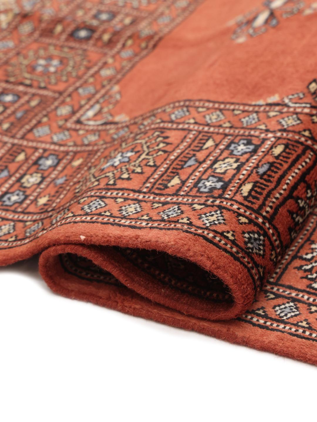 Handgeknoopt rood Bokhara tapijt uit Pakistan met een klassiek geometrisch patroon.