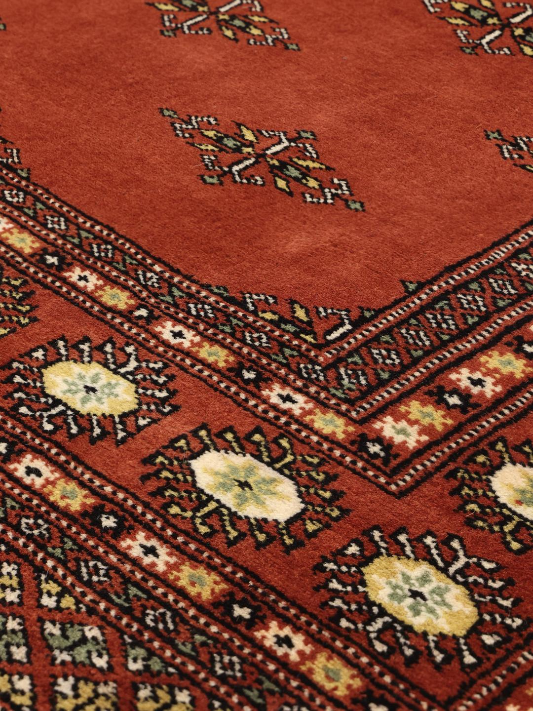 Handgeknoopt Pakistaans Bokhara 2ply tapijt in een dieprode kleur met traditionele motieven.