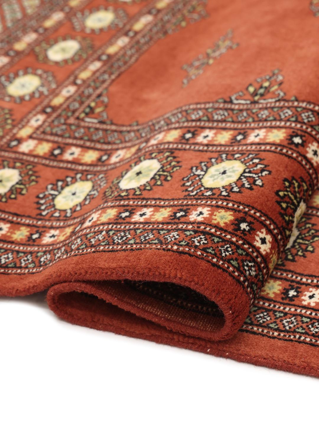 Handgeknoopt Pakistaans Bokhara 2ply tapijt in een dieprode kleur met traditionele motieven.