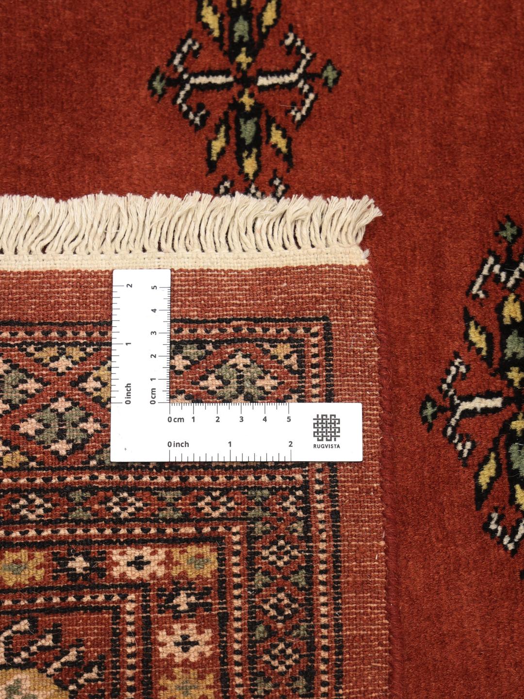 Handgeknoopt Pakistaans Bokhara 2ply tapijt in een dieprode kleur met traditionele motieven.