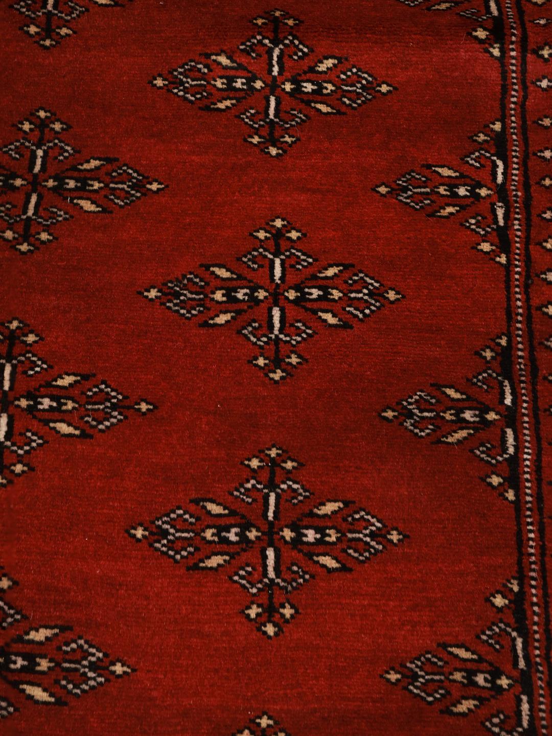 Vierkant handgemaakt Pakistan Bokhara 2ply kleed in dieprood met geometrische motieven