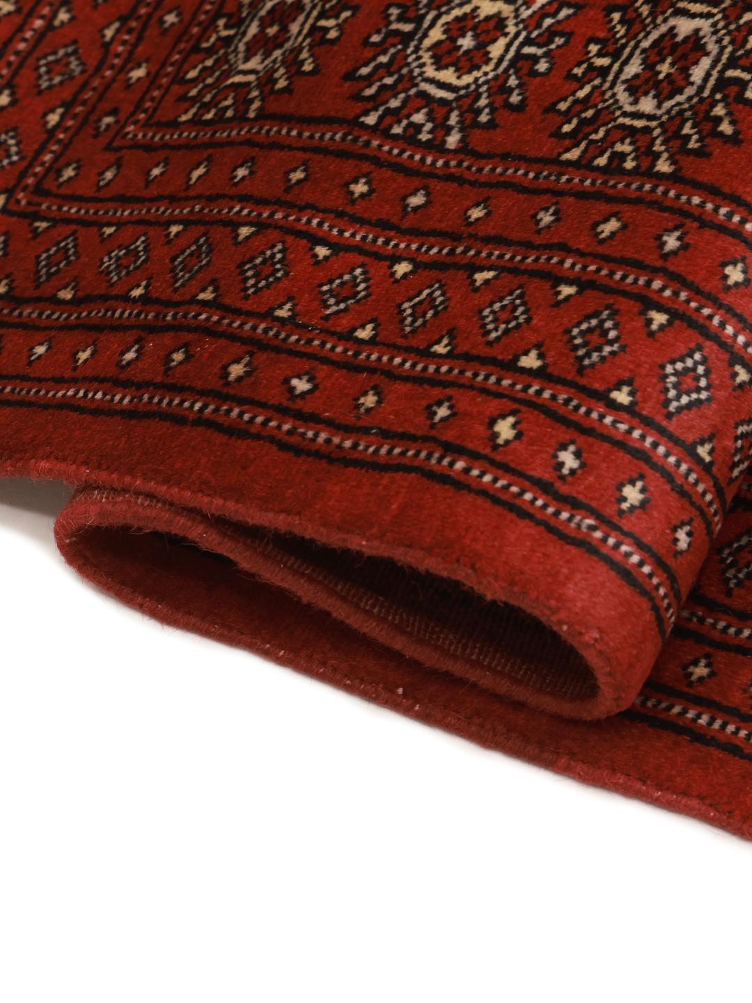 Vierkant handgemaakt Pakistan Bokhara 2ply kleed in dieprood met geometrische motieven