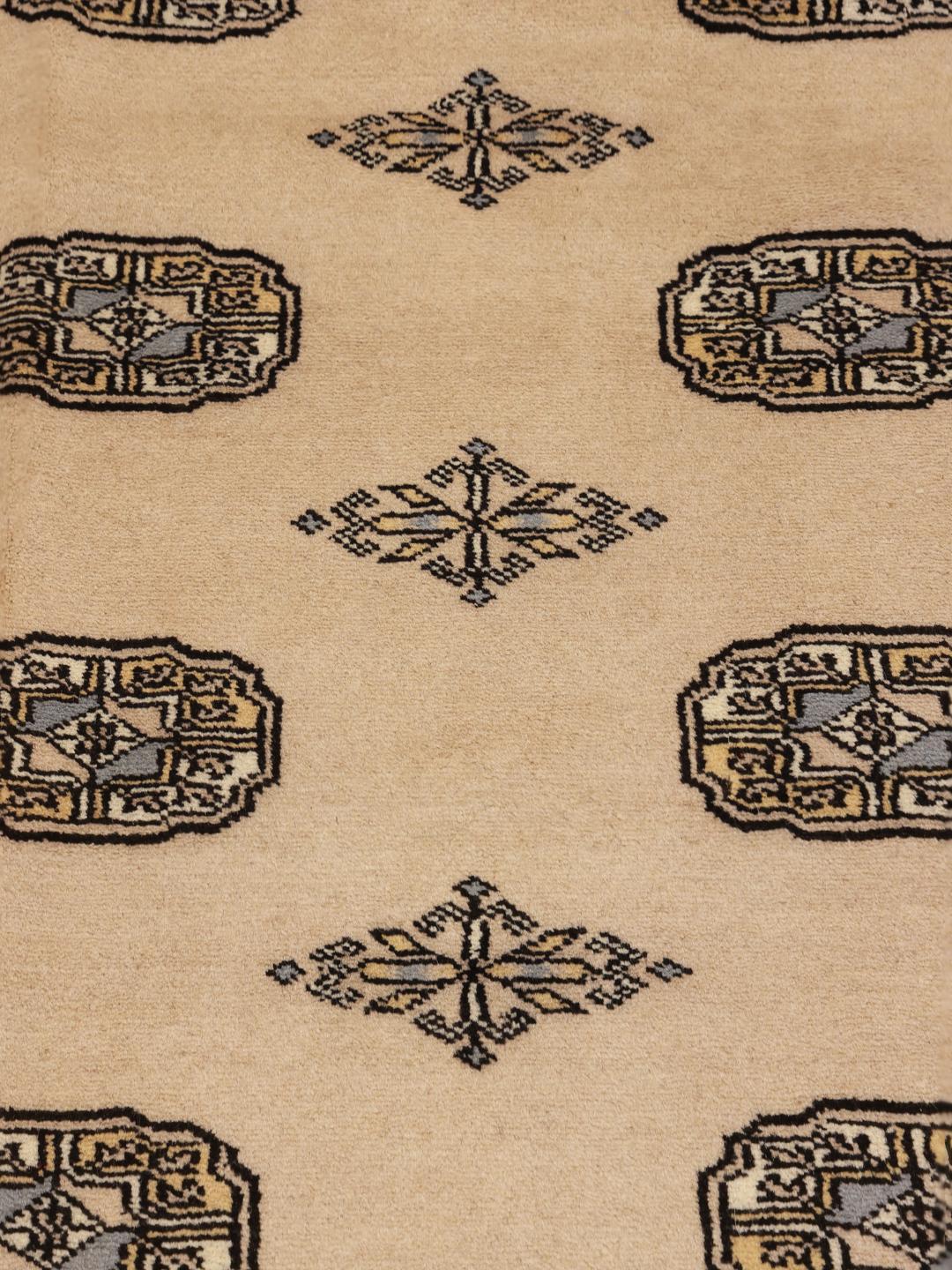 Handgeknoopt Pakistaans Bokhara 2ply tapijt in beige met traditionele geometrische motieven