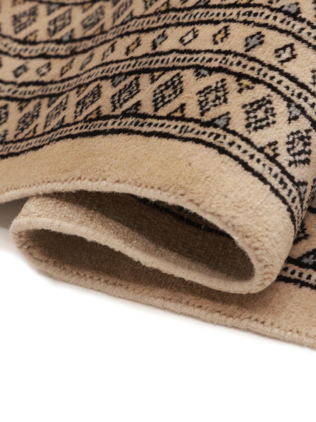 Handgeknoopt Pakistaans Bokhara 2ply tapijt in beige met traditionele geometrische motieven