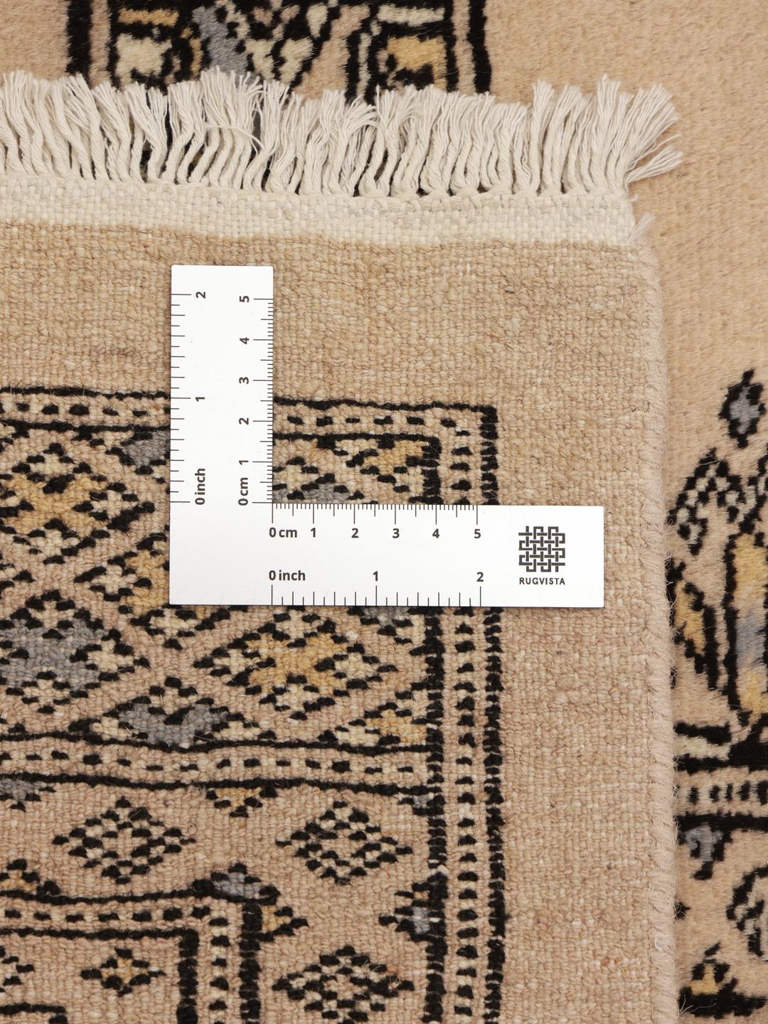 Handgeknoopt Pakistaans Bokhara 2ply tapijt in beige met traditionele geometrische motieven