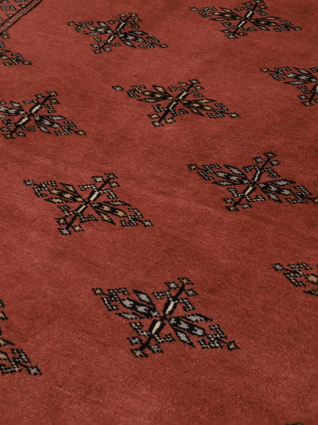 Handgeknoopt Pakistaans tapijt in donkerrood met herhalende geometrische motieven