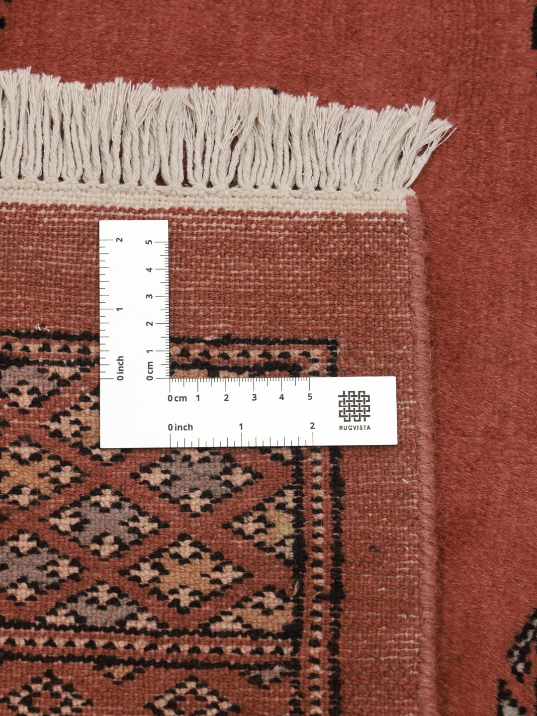 Handgeknoopt Pakistaans tapijt in donkerrood met herhalende geometrische motieven