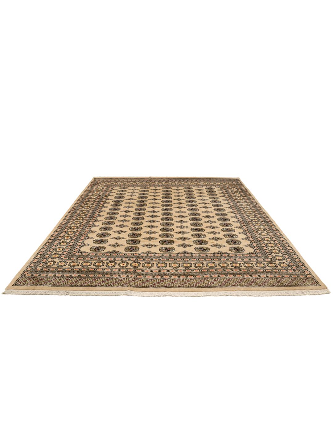 Håndknyttet beige pakistansk Bokhara 2ply tæppe med geometriske medaljonmotiver.