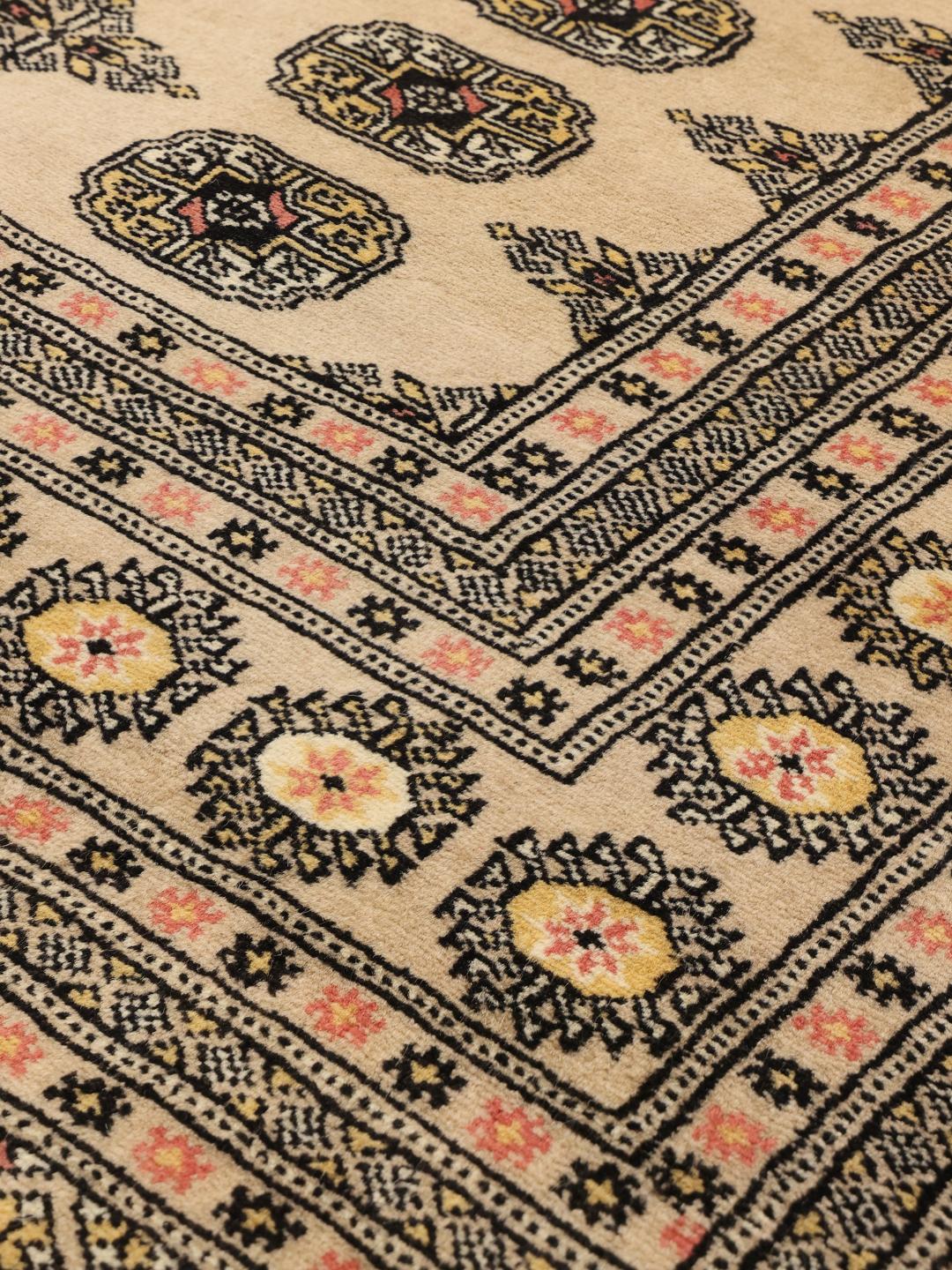 Håndknyttet beige pakistansk Bokhara 2ply tæppe med geometriske medaljonmotiver.