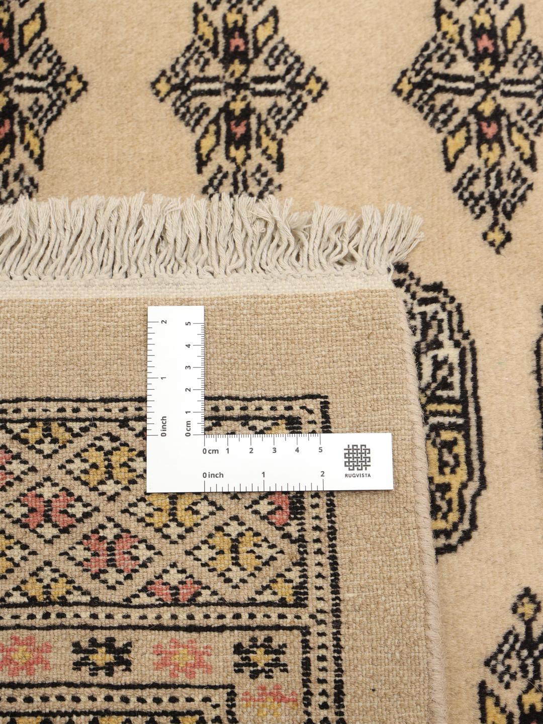 Håndknyttet beige pakistansk Bokhara 2ply tæppe med geometriske medaljonmotiver.