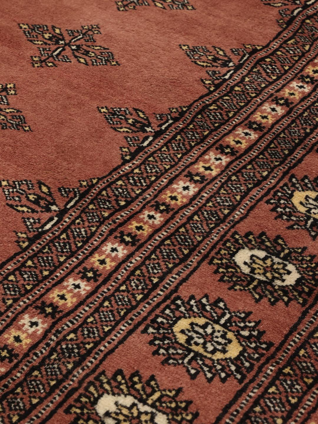 Handgeknoopt rood Bokhara-tapijt uit Pakistan met traditionele motieven