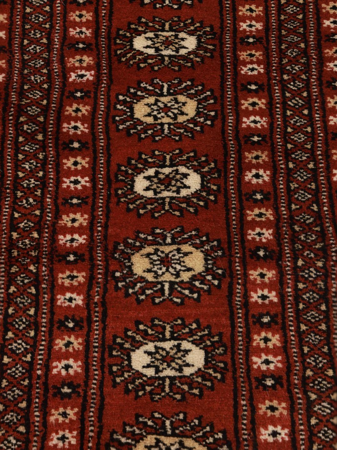 Håndknyttet kvadratisk Bokhara-tæppe fra Pakistan med et dybrødt felt og geometriske motiver