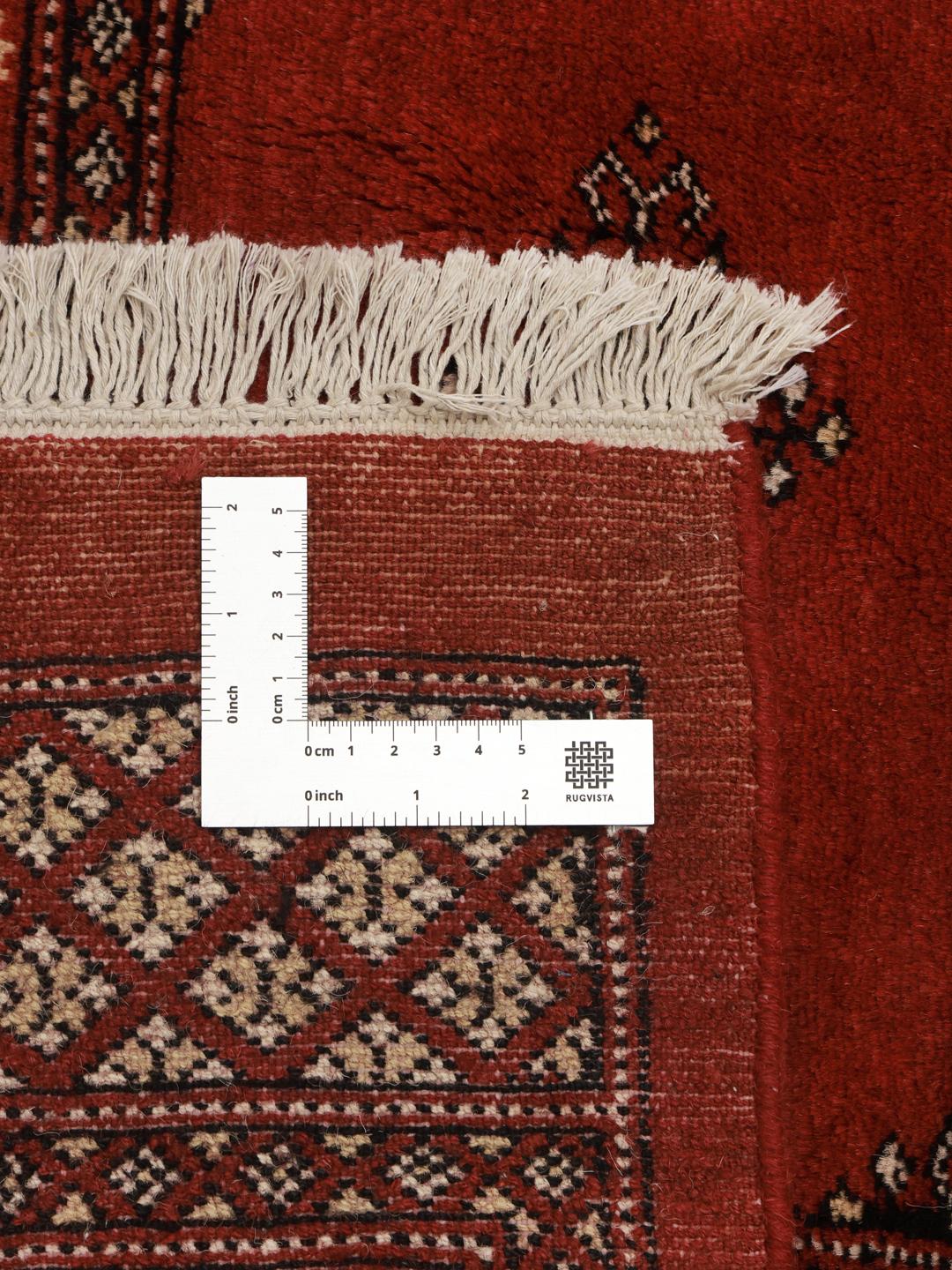 Håndknyttet kvadratisk Bokhara-tæppe fra Pakistan med et dybrødt felt og geometriske motiver
