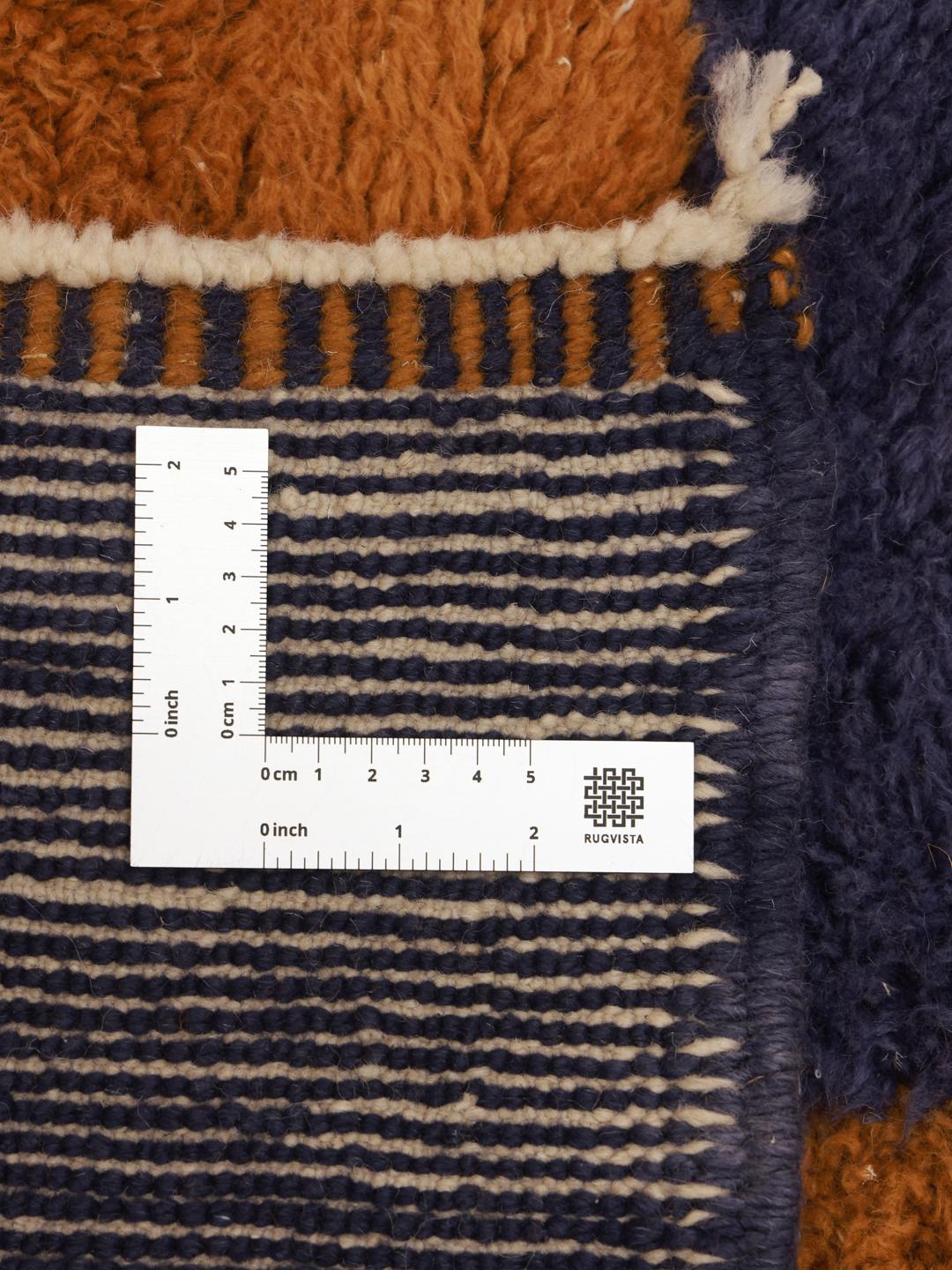 Håndknyttet berber marokkansk tæppe med et dristigt lilla og brunt ternet design fra Marokko
