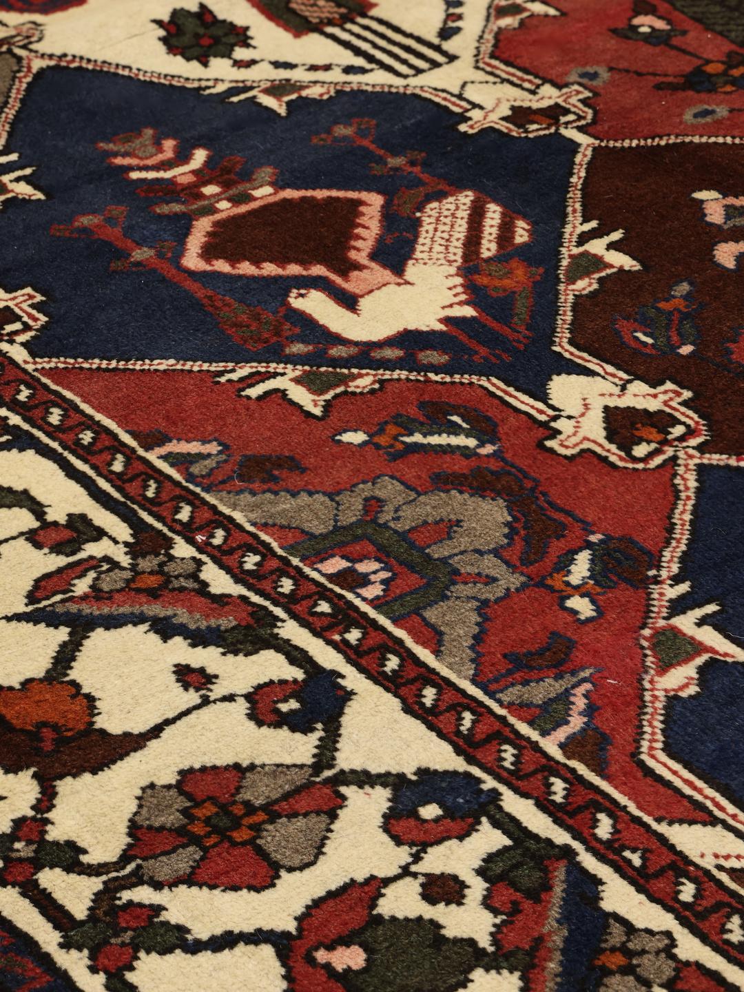 Handgeknoopt Bakhtiar-tapijt uit het Midden-Oosten in multicolor wol.