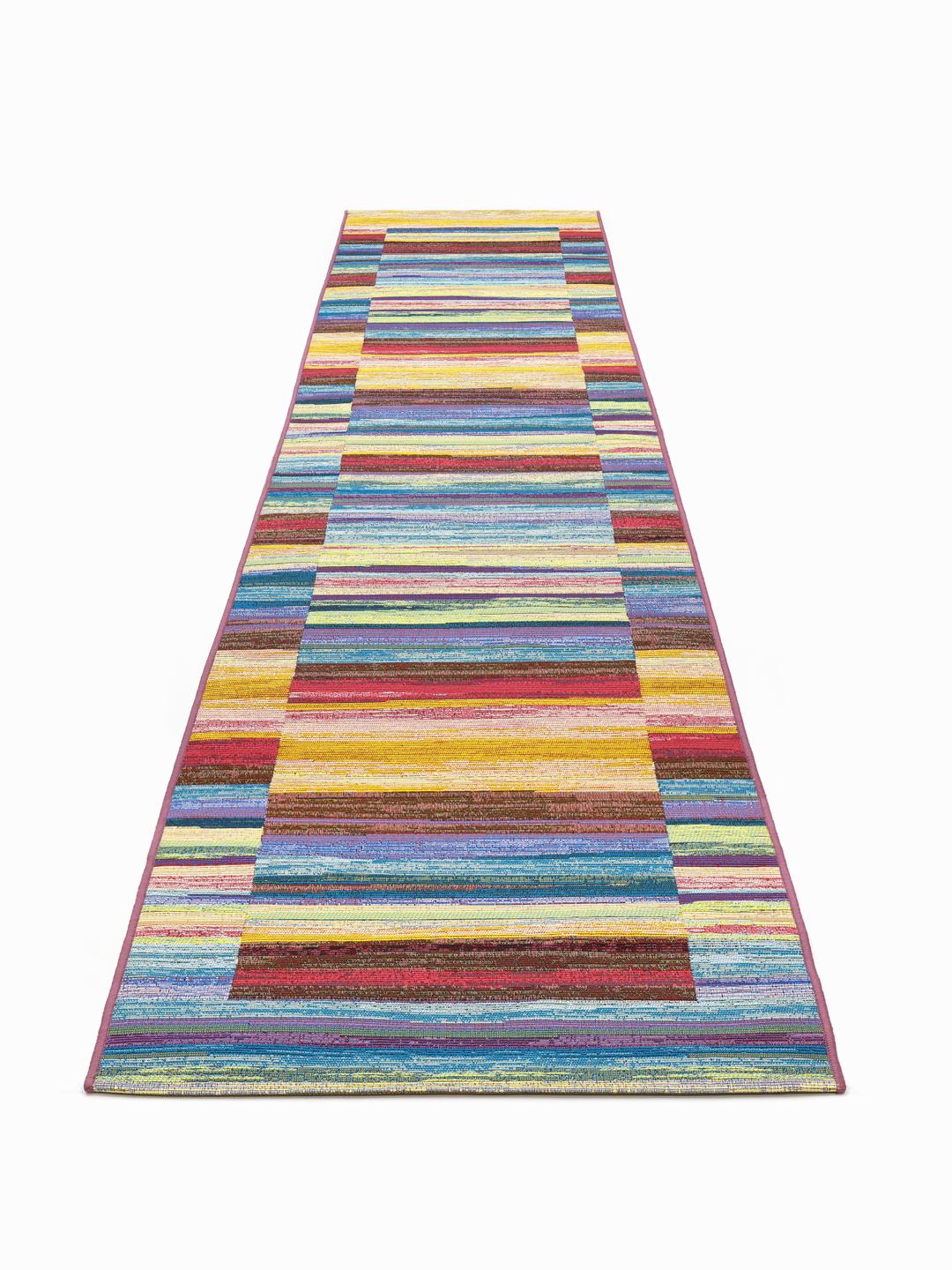 Tapis de couloir multicolore avec un design rayé