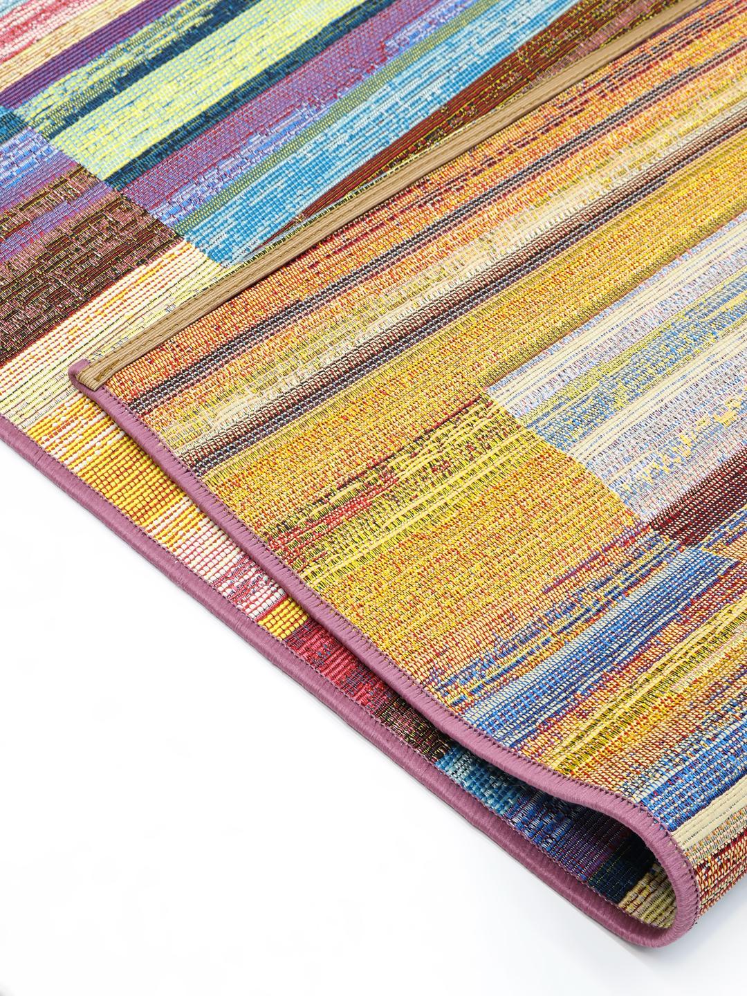 Tapis de couloir multicolore avec un design rayé