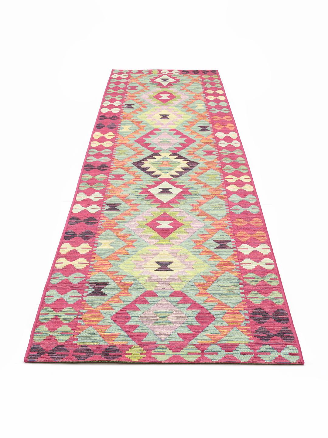 Tapis de couloir multicolore aux motifs géométriques