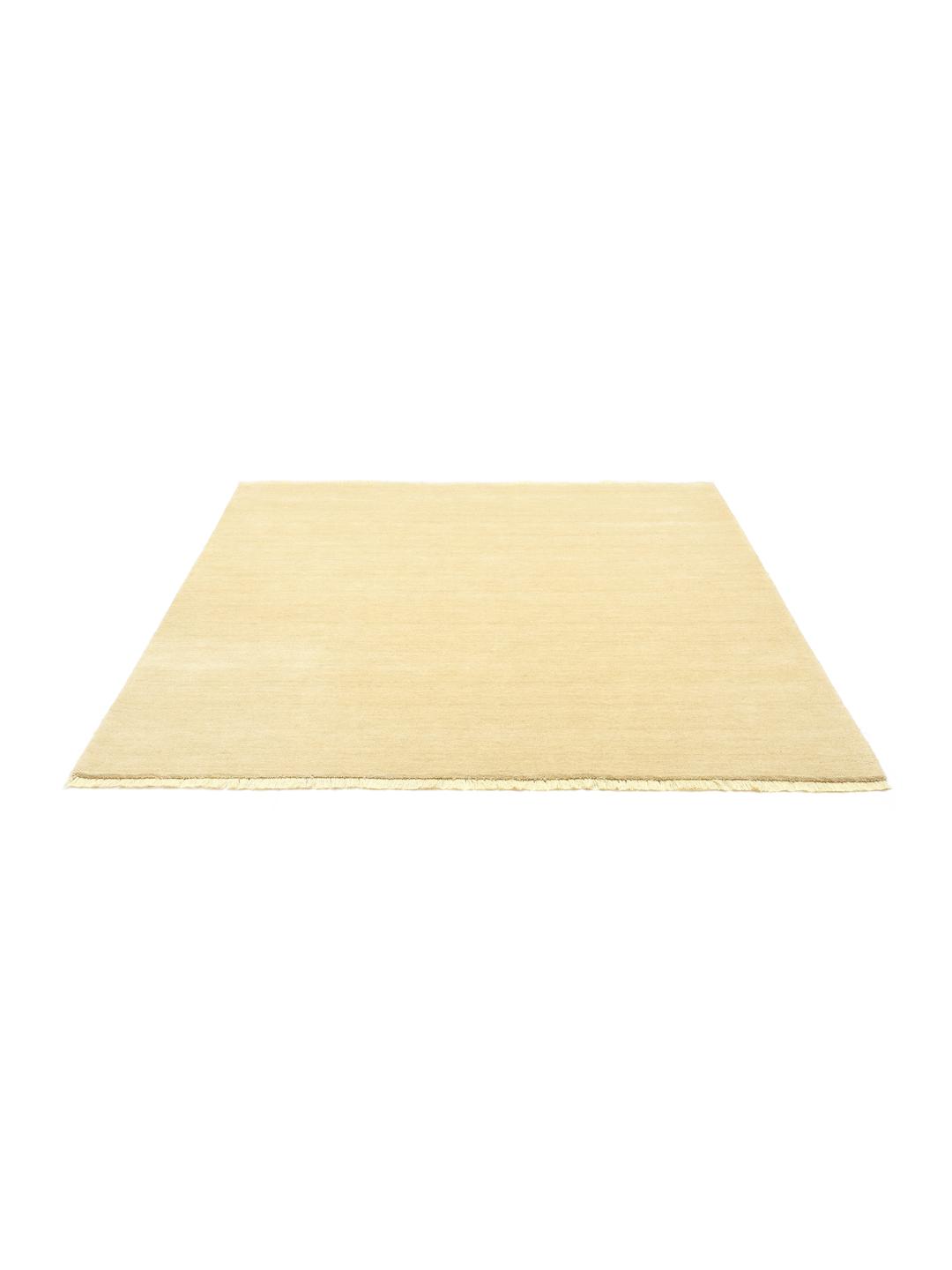 Geel handgeweven vloerkleed met decoratieve franjes