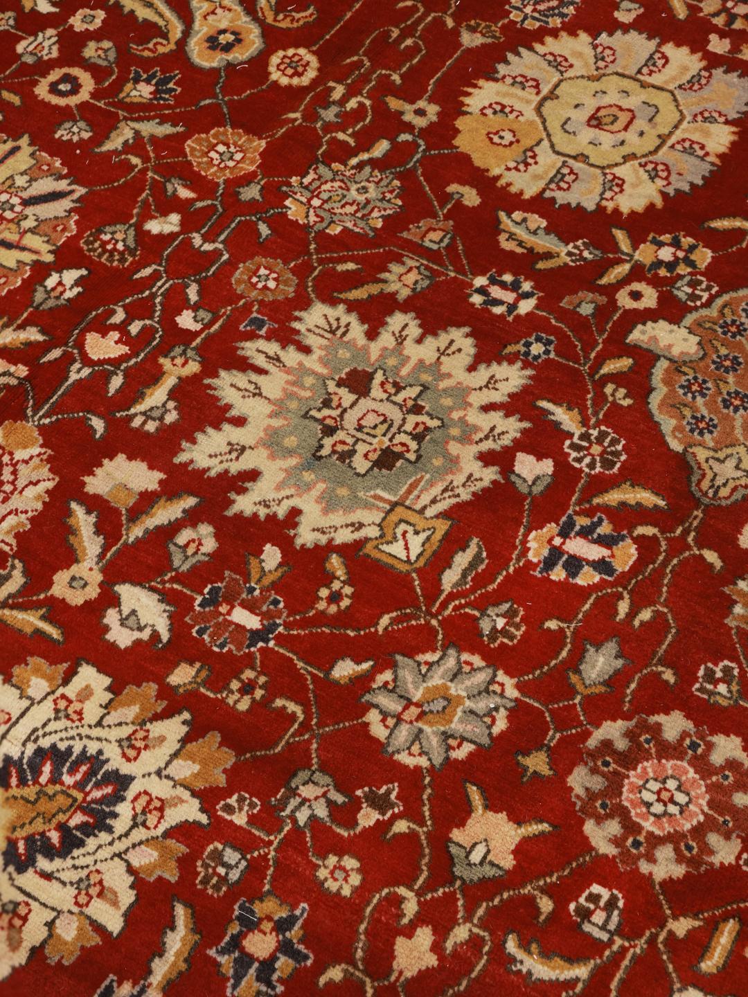 Handgeknoopt Tabriz tapijt met een levendig rood veld en gedetailleerde bloempatronen