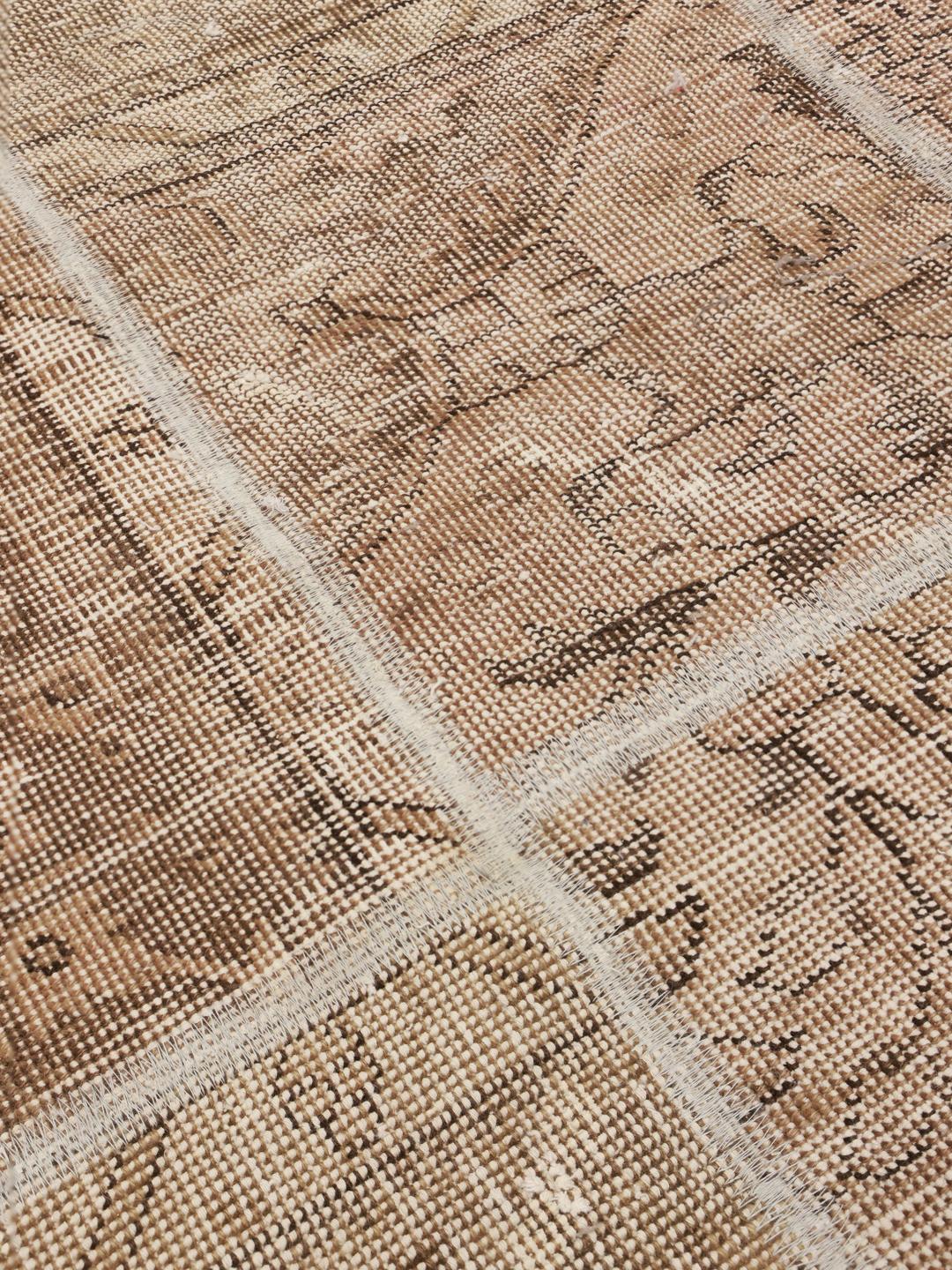 Kvadratisk patchworktæppe med vintage håndknyttede uldfragmenter i beige nuancer