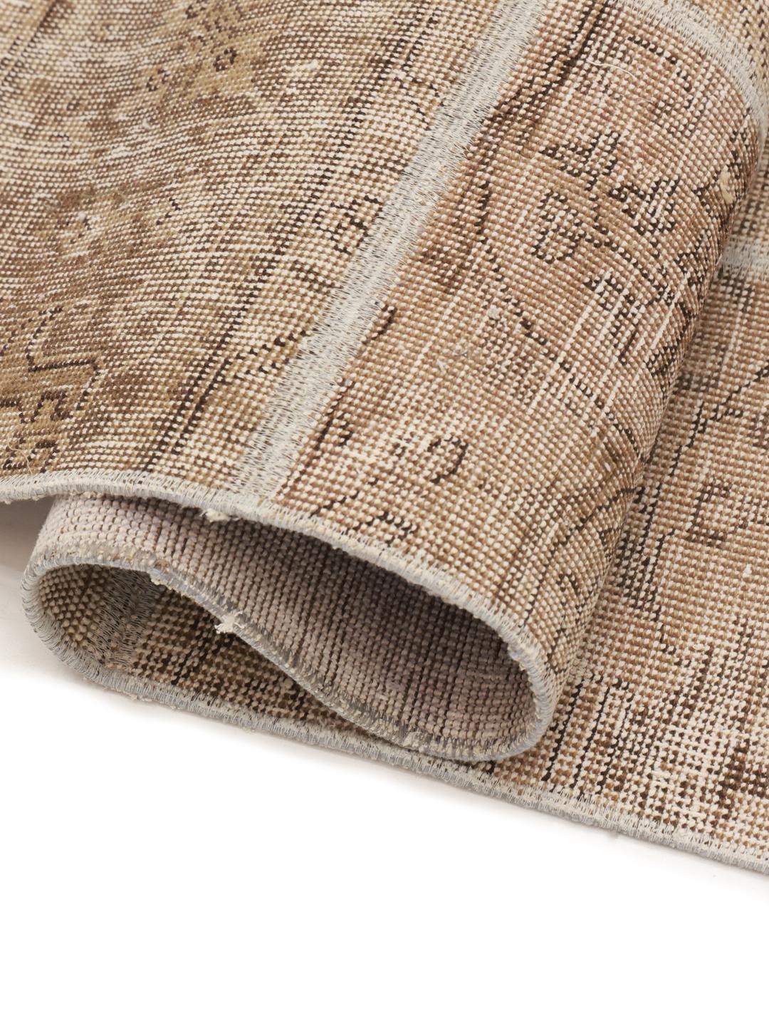 Kvadratisk patchworktæppe med vintage håndknyttede uldfragmenter i beige nuancer