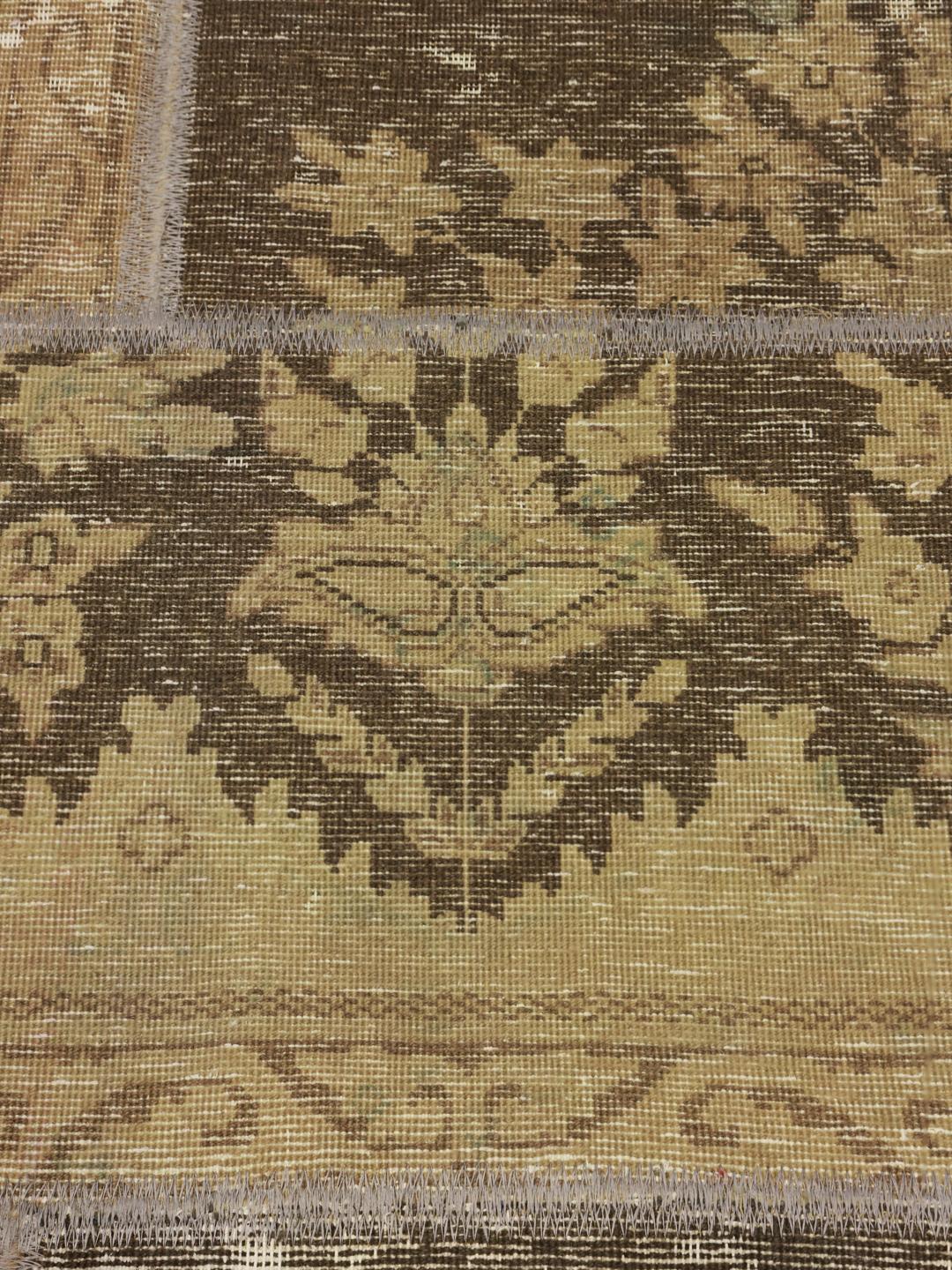 Kvadratisk patchworktæppe lavet af håndknyttet uld med brune og beige mønstre fra Mellemøsten