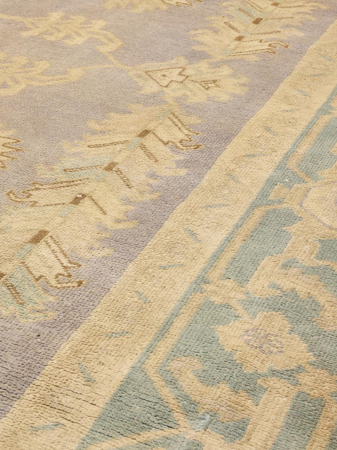 Håndknyttet Heriz-tæppe fra Mellemøsten i lysegrå og beige toner.