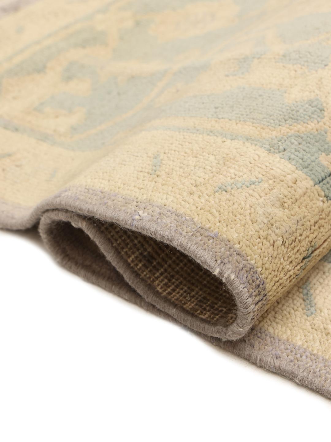 Håndknyttet Heriz-tæppe fra Mellemøsten i lysegrå og beige toner.