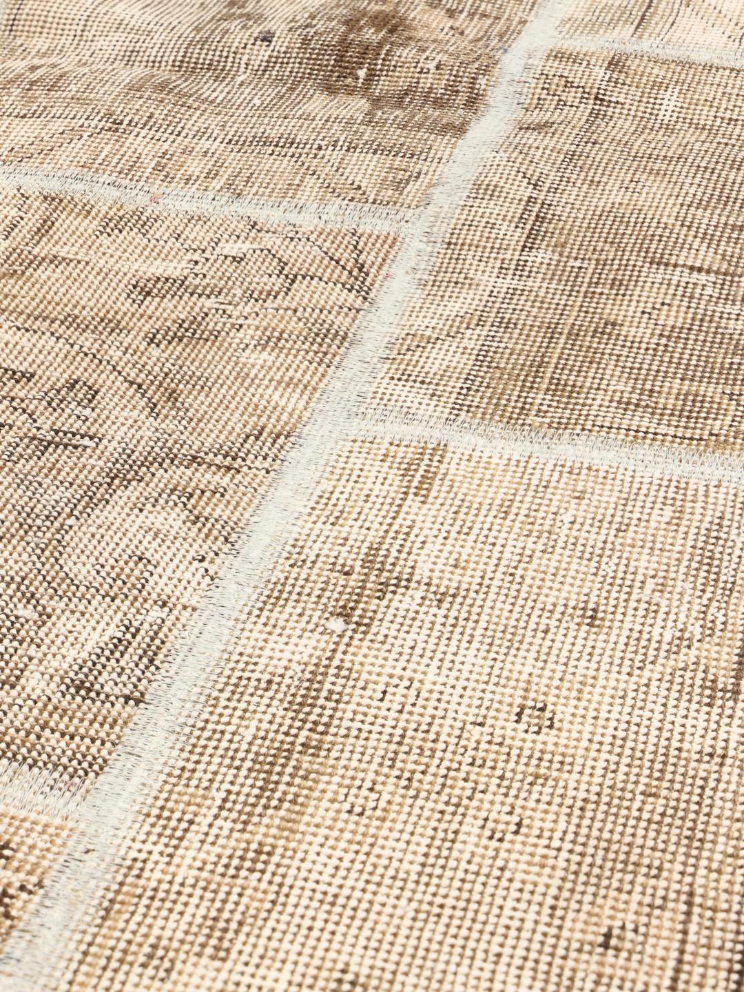 Håndknyttet patchwork-teppe med brune mønstrede segmenter fra Midtøsten