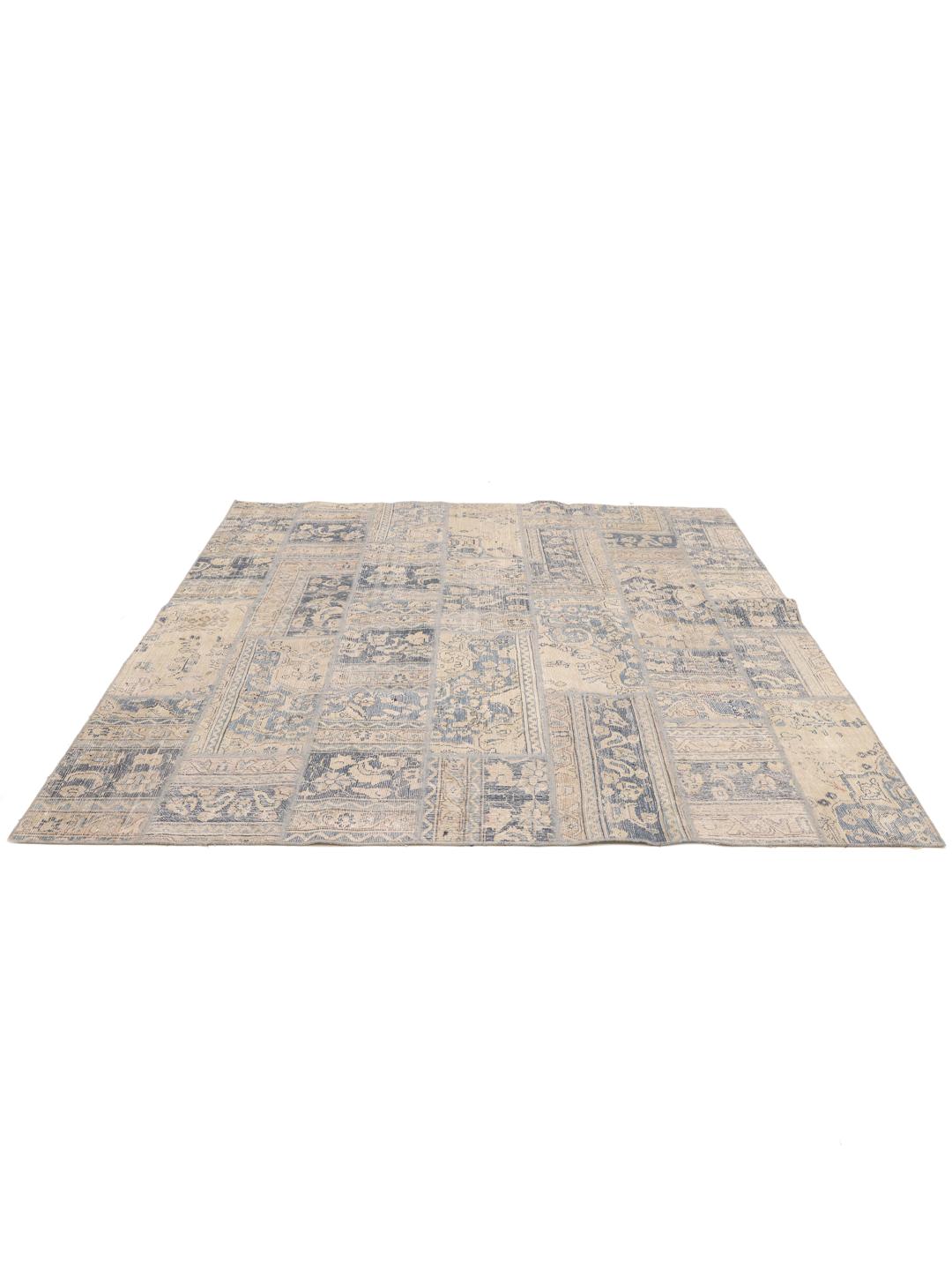 Vierkant handgemaakt patchworkkleed uit het Midden-Oosten in blauwe en beige tinten.