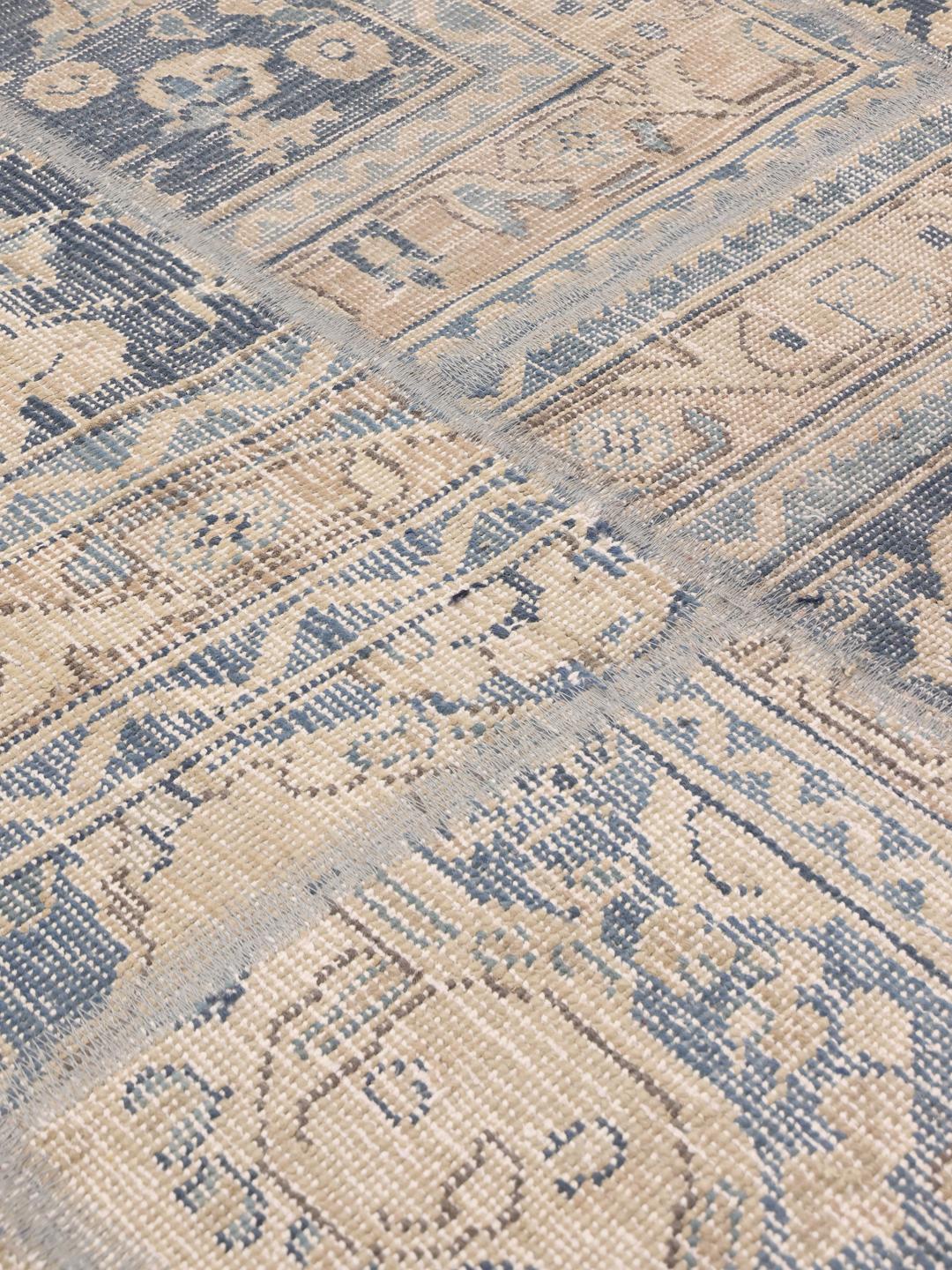 Vierkant handgemaakt patchworkkleed uit het Midden-Oosten in blauwe en beige tinten.