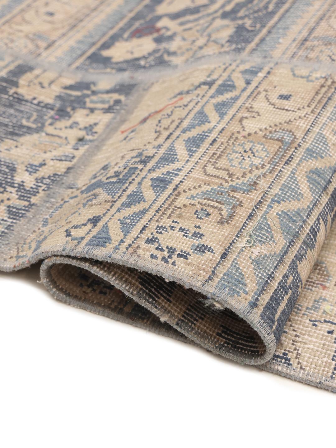 Vierkant handgemaakt patchworkkleed uit het Midden-Oosten in blauwe en beige tinten.