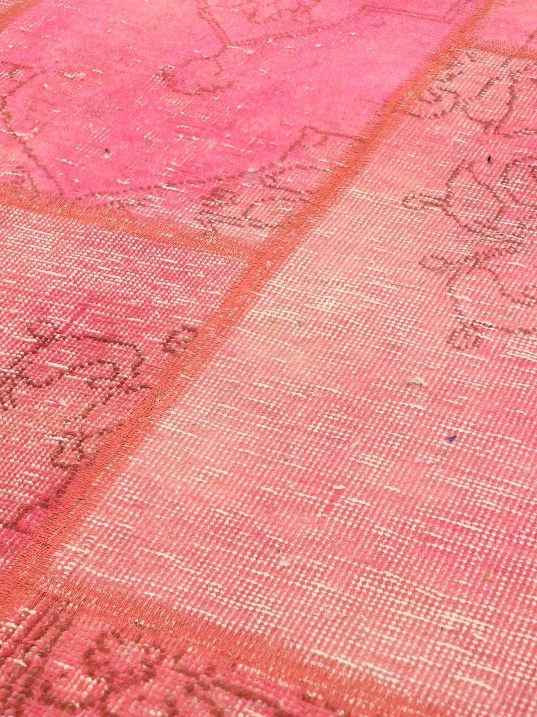 Vierkant handgemaakt patchwork tapijt uit het Midden-Oosten in levendig roze