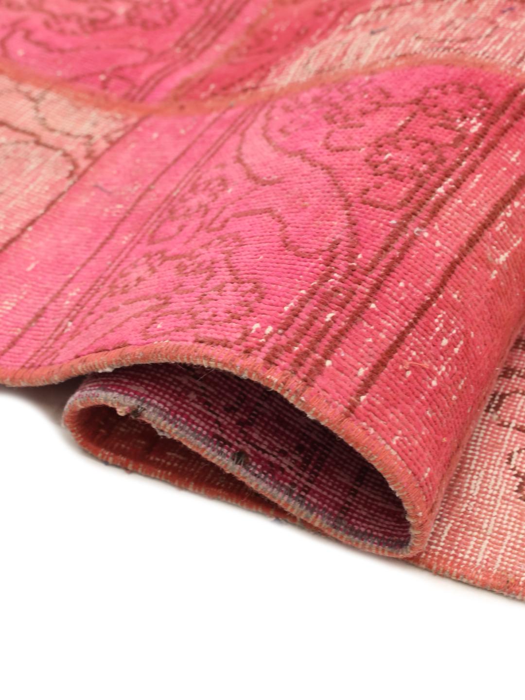 Vierkant handgemaakt patchwork tapijt uit het Midden-Oosten in levendig roze