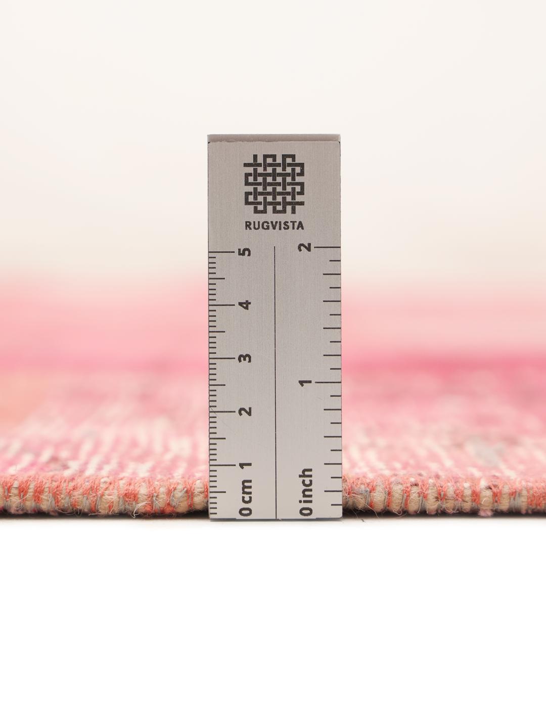Vierkant handgemaakt patchwork tapijt uit het Midden-Oosten in levendig roze