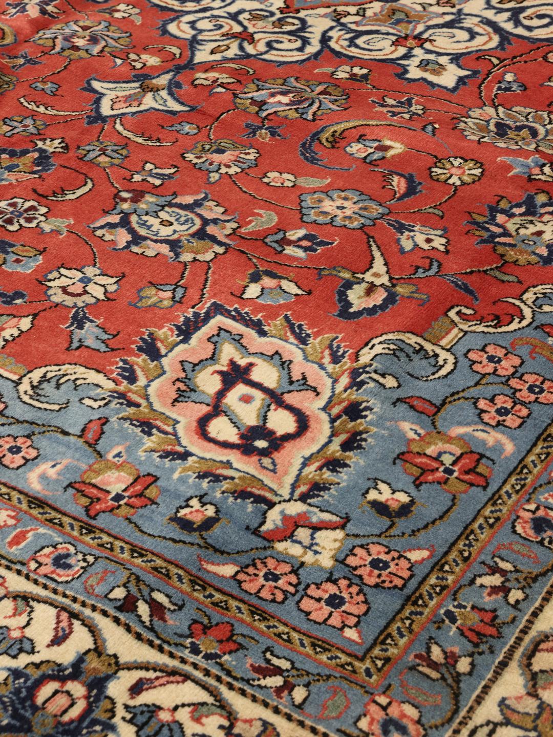 Handgeknoopt rood Mahal-tapijt met een centraal floraal medaillonpatroon uit het Midden-Oosten