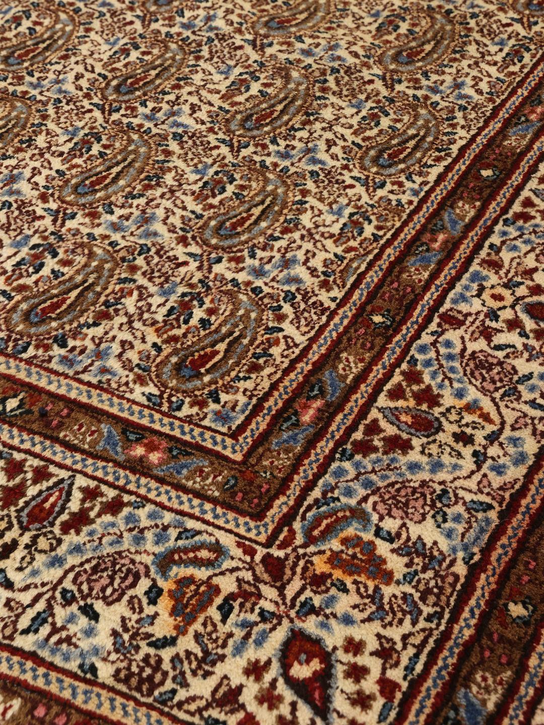 Håndknyttet Moud-tæppe fra Mellemøsten med en beige bund og detaljerede paisley-mønstre