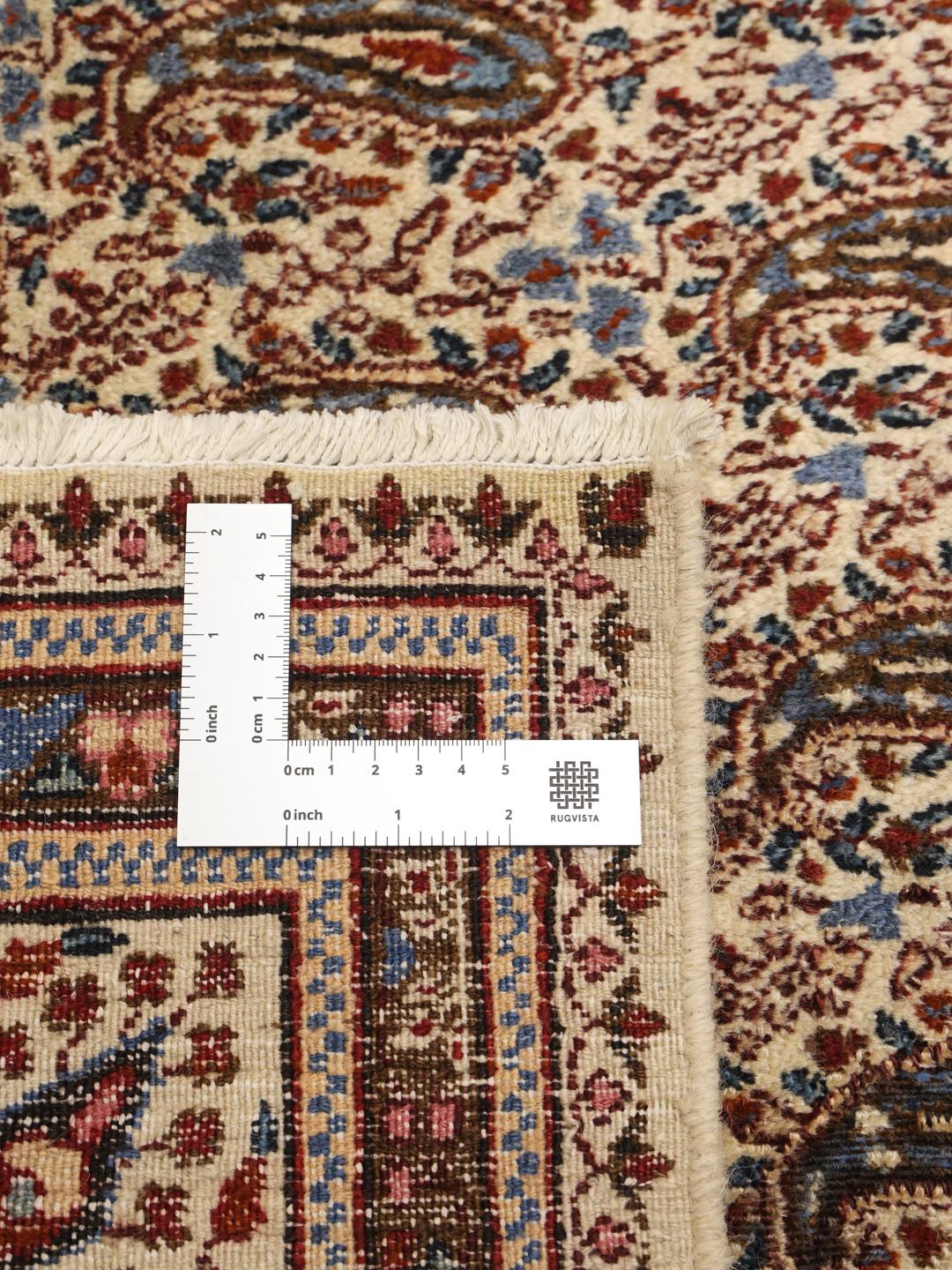 Håndknyttet Moud-tæppe fra Mellemøsten med en beige bund og detaljerede paisley-mønstre