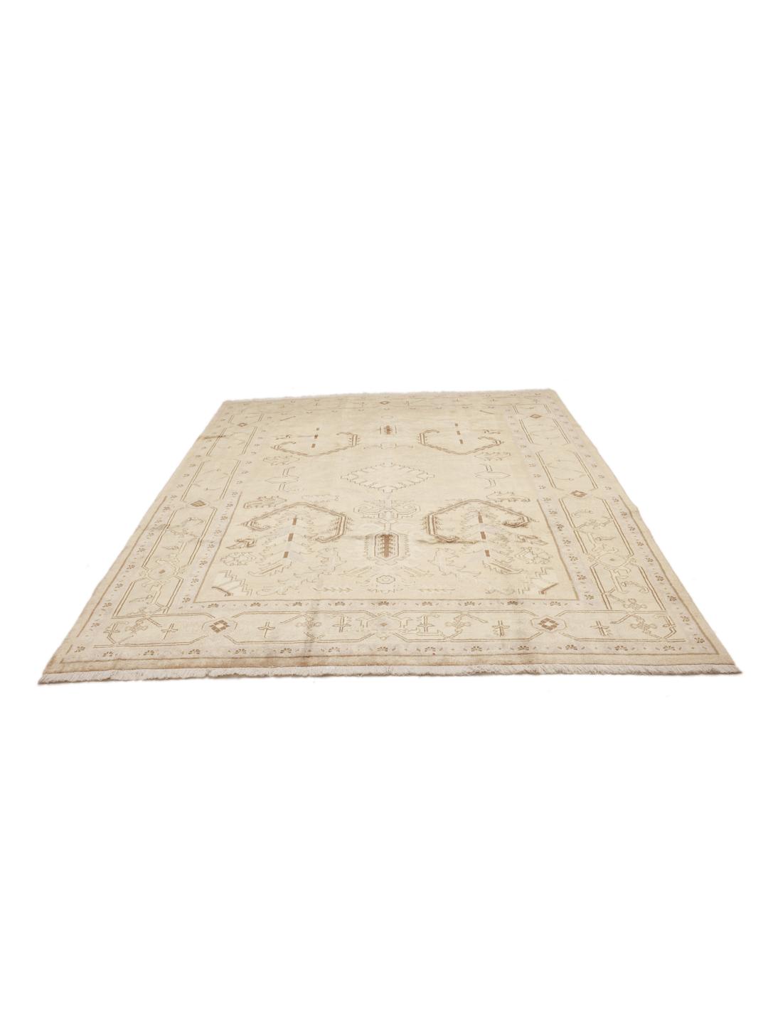 Et håndknyttet beige Heriz-tæppe med geometriske mønstre fra Mellemøsten.