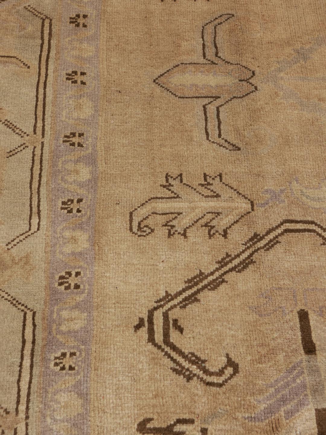 Et håndknyttet beige Heriz-tæppe med geometriske mønstre fra Mellemøsten.