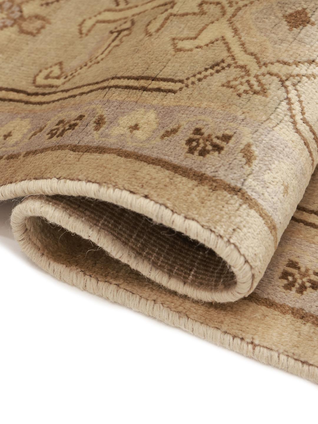 Et håndknyttet beige Heriz-tæppe med geometriske mønstre fra Mellemøsten.