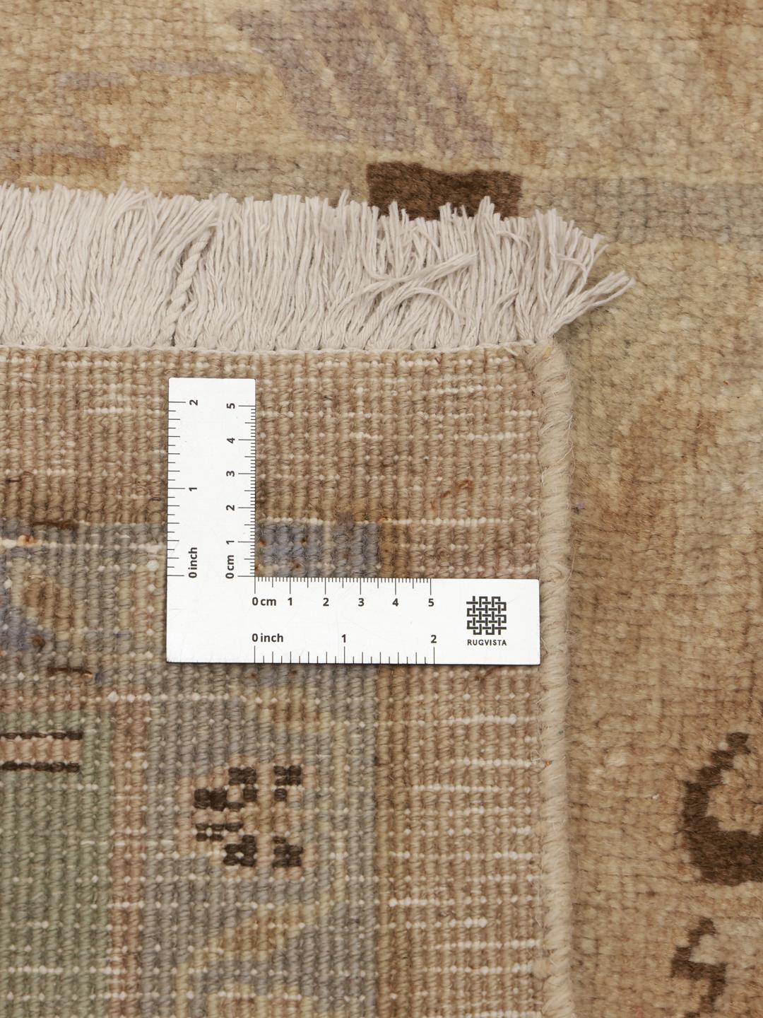 Et håndknyttet beige Heriz-tæppe med geometriske mønstre fra Mellemøsten.