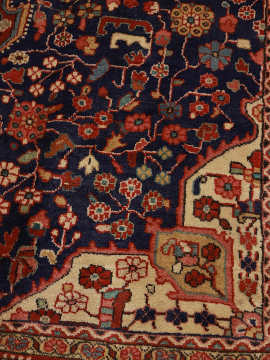 Et rektangulært Jozan-tæppe fra Mellemøsten med et blåt felt med blomstermønstre.