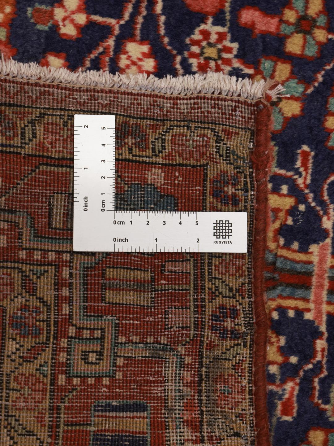 Et rektangulært Jozan-tæppe fra Mellemøsten med et blåt felt med blomstermønstre.