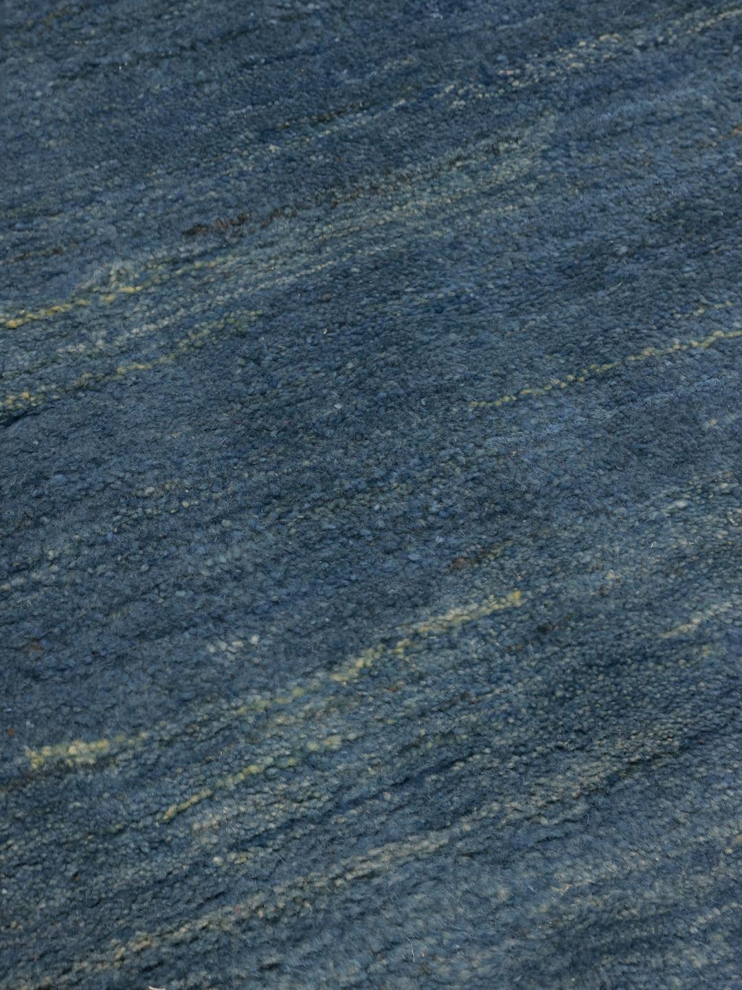 Tapis Gabbeh bleu noué à la main provenant du Moyen-Orient