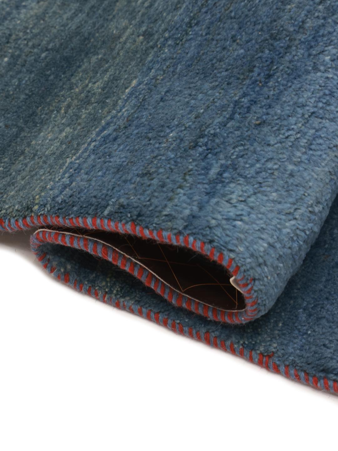 Tapis Gabbeh bleu noué à la main provenant du Moyen-Orient