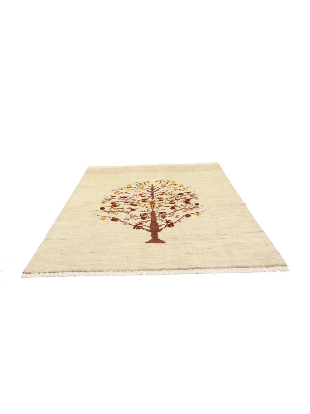 Handgeknoopt Gabbeh tapijt met een centraal boommotief in beige, rode en gele tinten