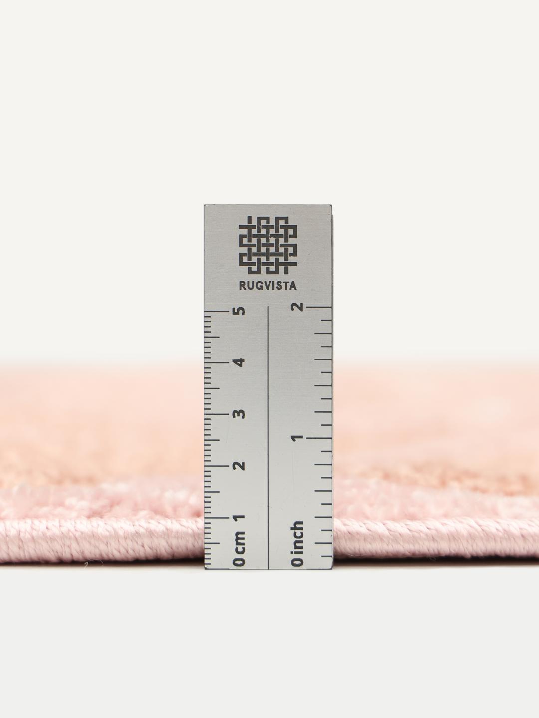 Tapis rose foncé de forme irrégulière avec un motif de feuilles